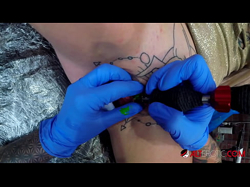 ❤️ Uiters getatoeëerde hottie Sully Savage het 'n tatoeëermerk op haar klitoris gekry ️❌ Anale pornografie by ons af.hentaiteca.ru
